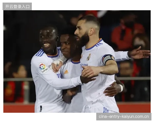 维尼修斯单脚过人后传中，皇马左路如同利器——解码边路进攻的新章